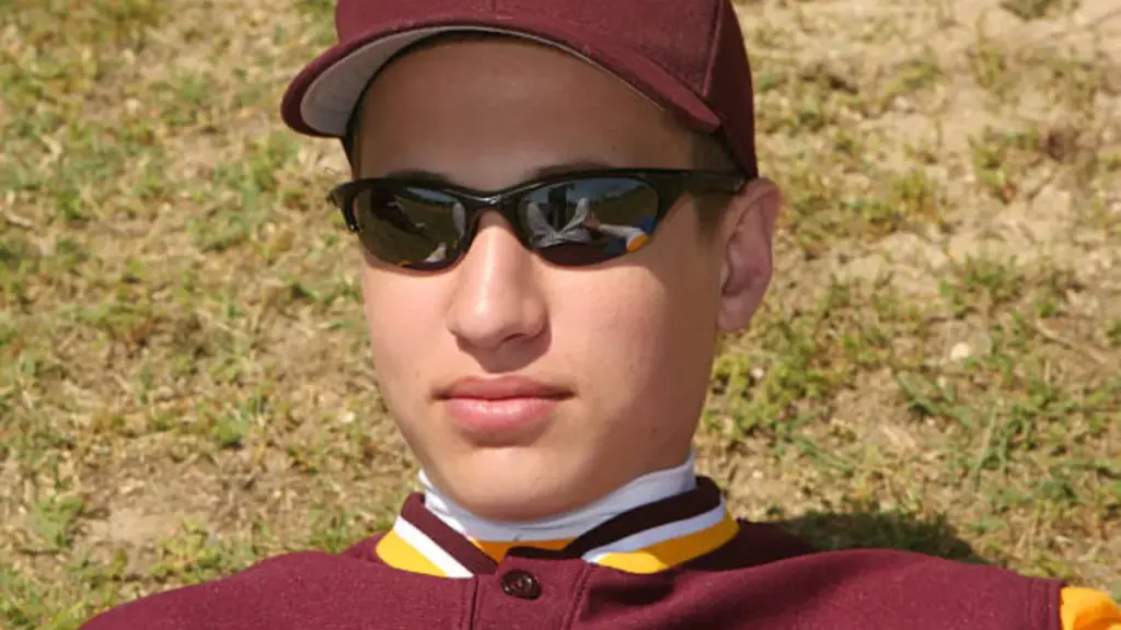 how to wear Baseball sunglasses